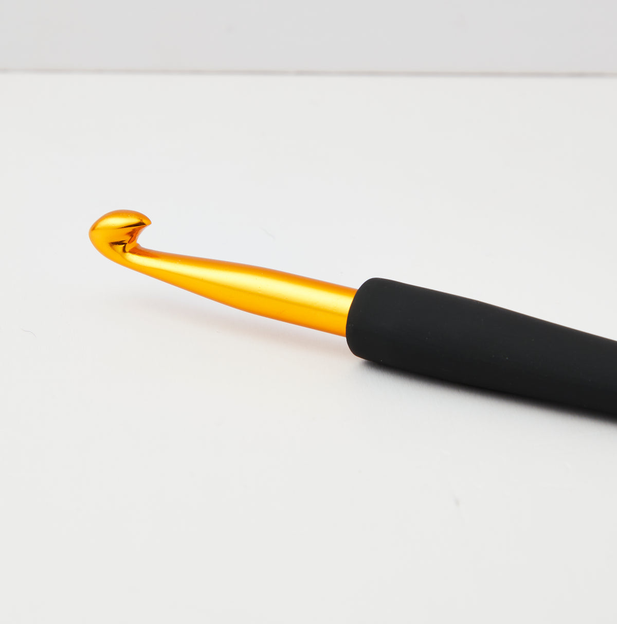 KnitPro Aluminium vąšelis su juoda rankenėle 15cm (auksinės spalvos)