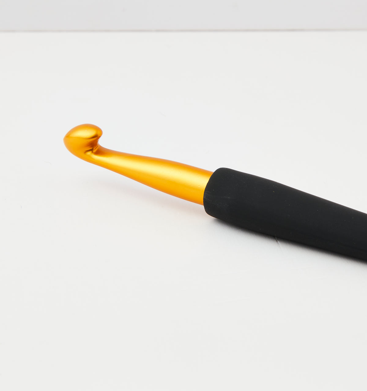 KnitPro Aluminium vąšelis su juoda rankenėle 15cm (auksinės spalvos)