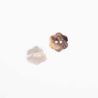 Tilgad perlamutri nupp 15mm (valged lillekes)