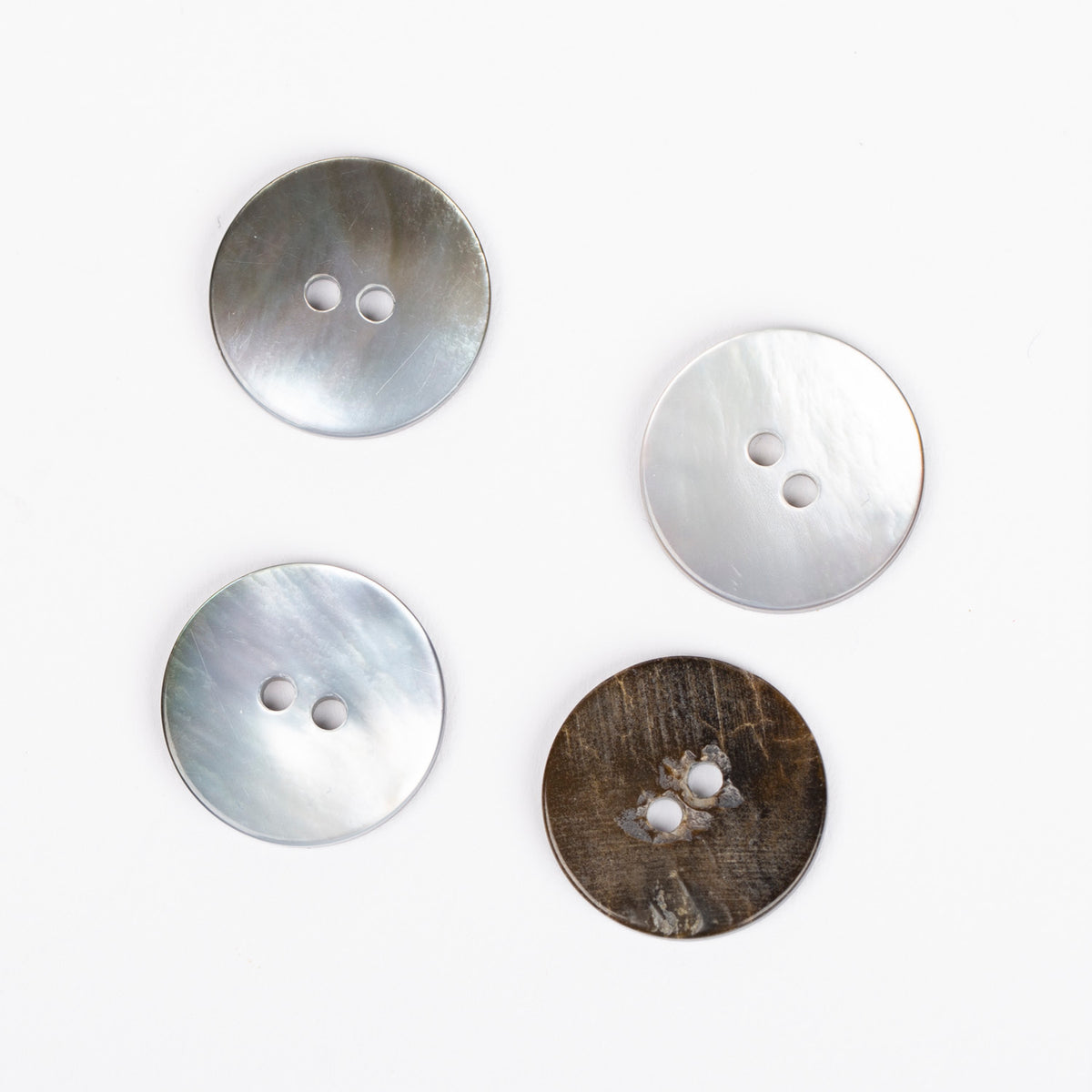 Tilgad perlamutri nööbid 20mm (moonbeam)