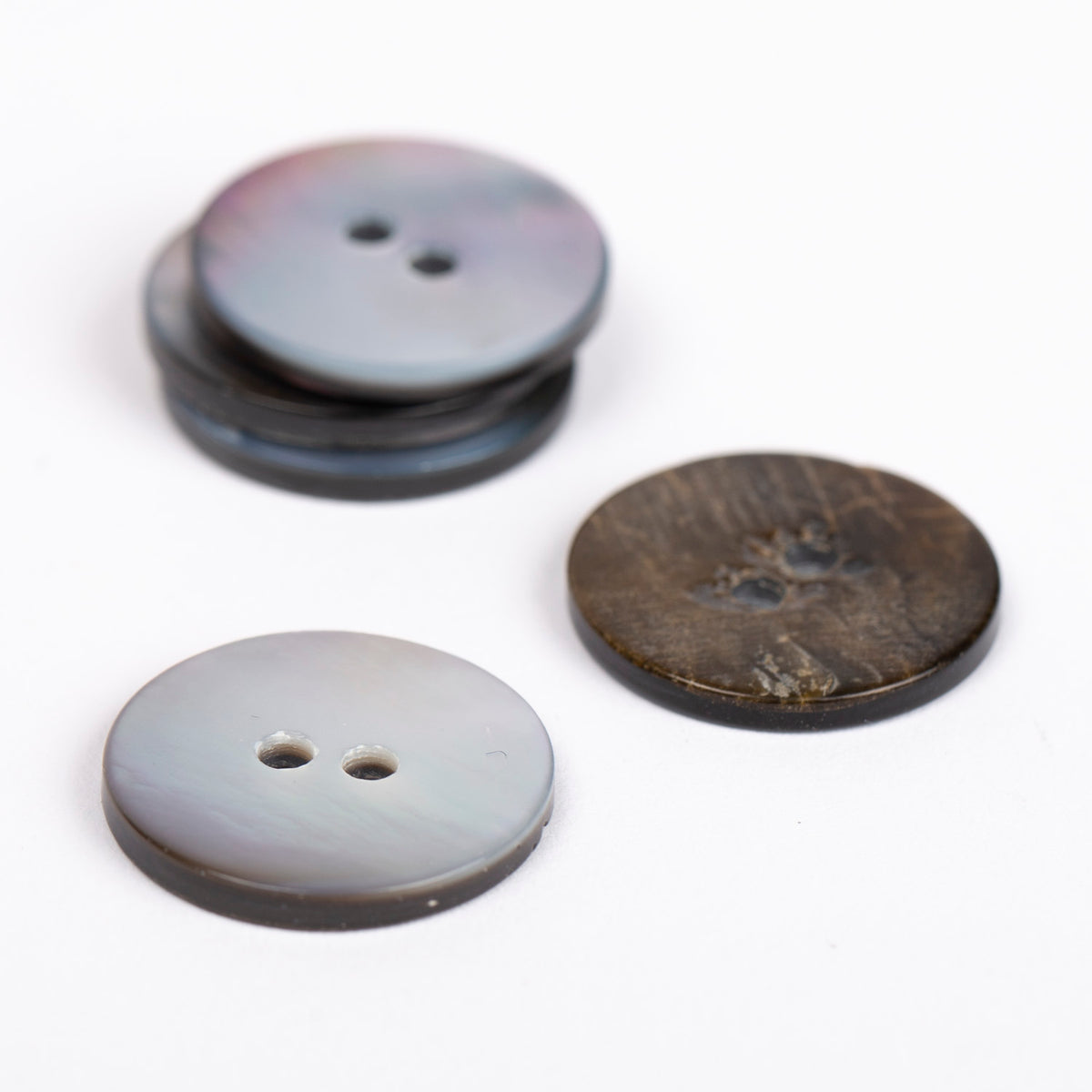Tilgad perlamutri nööbid 20mm (moonbeam)